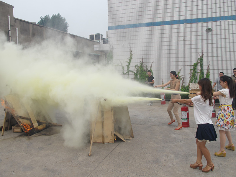 人人參與消防-共創(chuàng)平安和諧-益和熱力公司開展消防、逃生演練