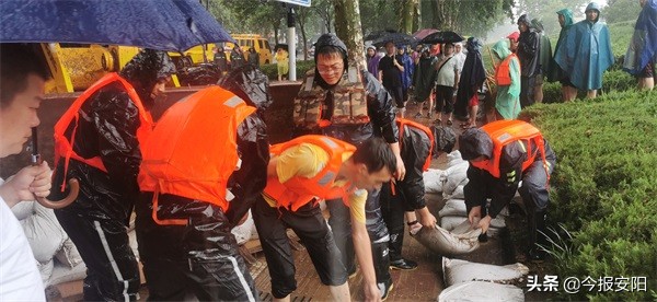 安陽(yáng)益和熱力集團(tuán)30人搶險(xiǎn)隊(duì)逆流而上，奮戰(zhàn)在抗洪一線(xiàn)